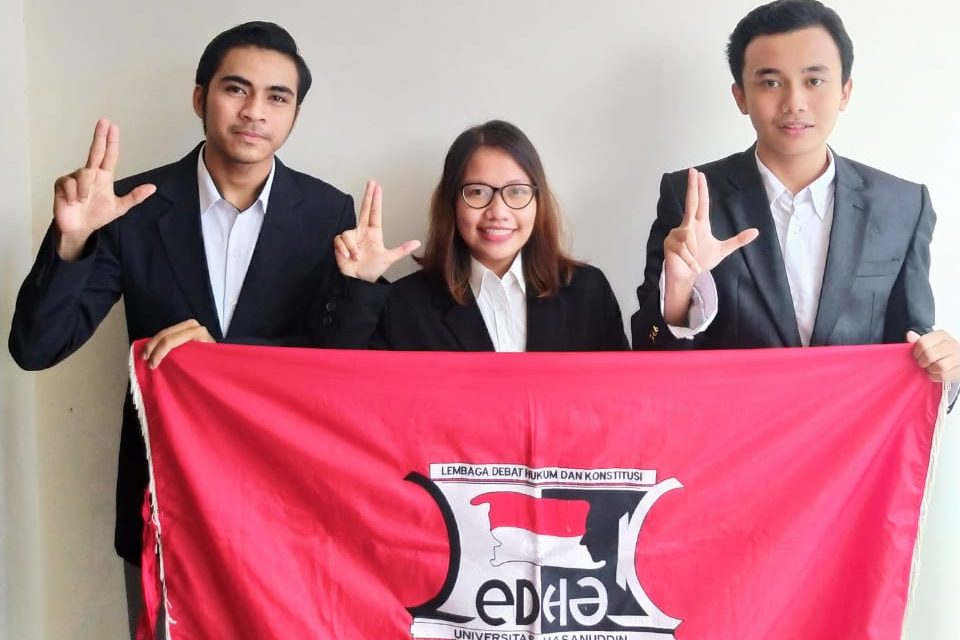 Mahasiswa Fh Unhas Raih Juara Kompetisi Debat Nasional Airlangga Law
