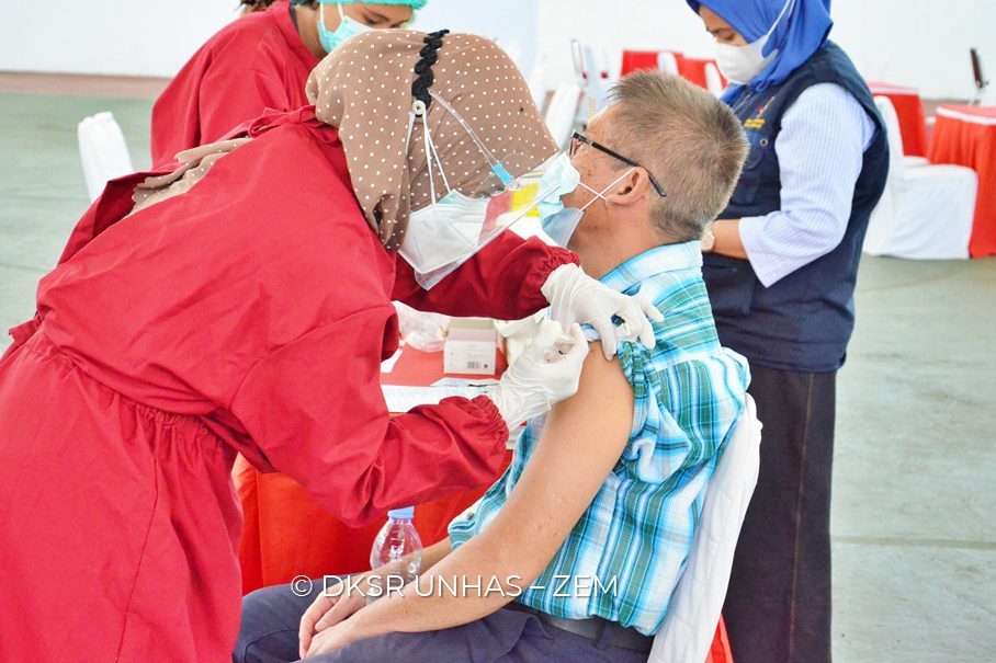 Unhas Gelar Vaksinasi Dosis Dua Untuk Dosen dan Tenaga Kependidikan