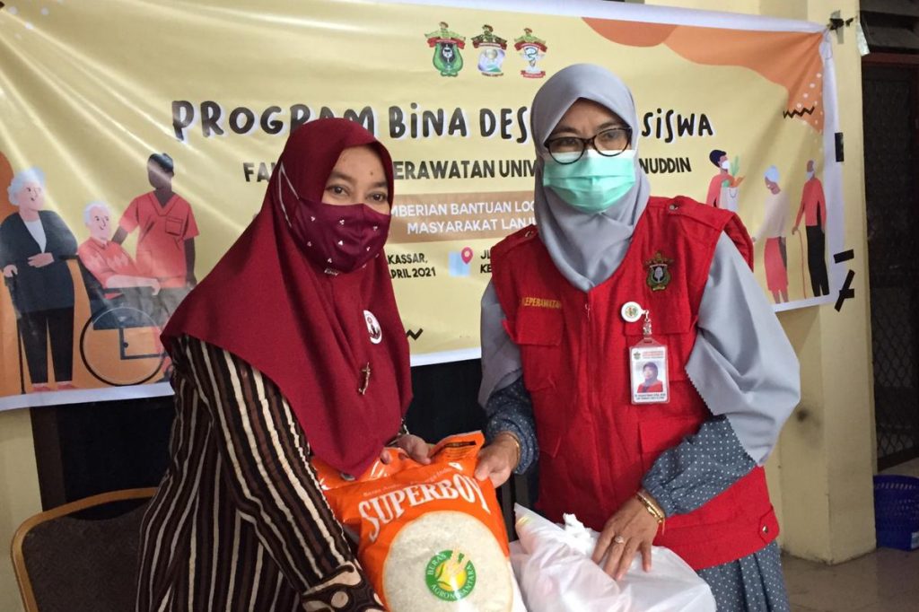 Gelar Bina Desa, Fakultas Keperawatan Unhas Salurkan Bantuan Logistik dan Webinar Kesehatan