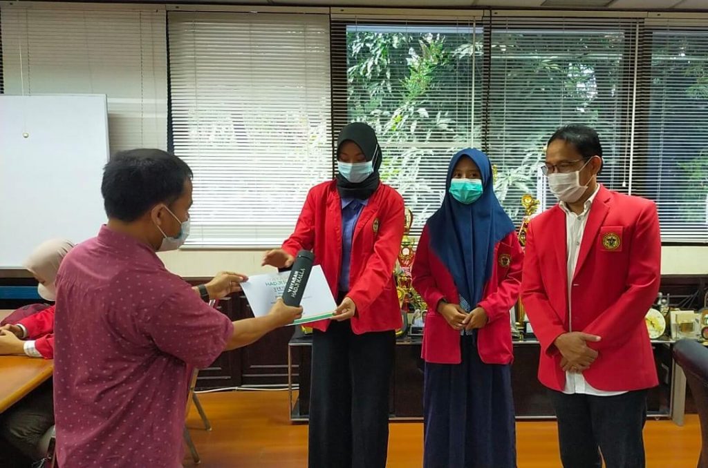 10 Mahasiswa Unhas Terima Bantuan Penyelesaian Skripsi dari Yayasan Hadji Kalla