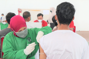 Vaksinasi Dosis Kedua Batch Tiga Diikuti 1.861 Mahasiswa dan Alumni Unhas