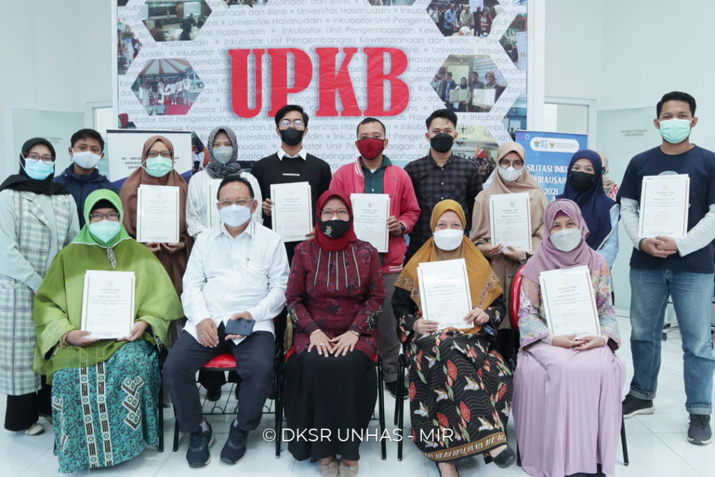 Unhas Serahkan Akta Legal Usaha untuk 10 Start-Up Binaan, Program Fasilitasi Inkubasi Kemenkop UKM