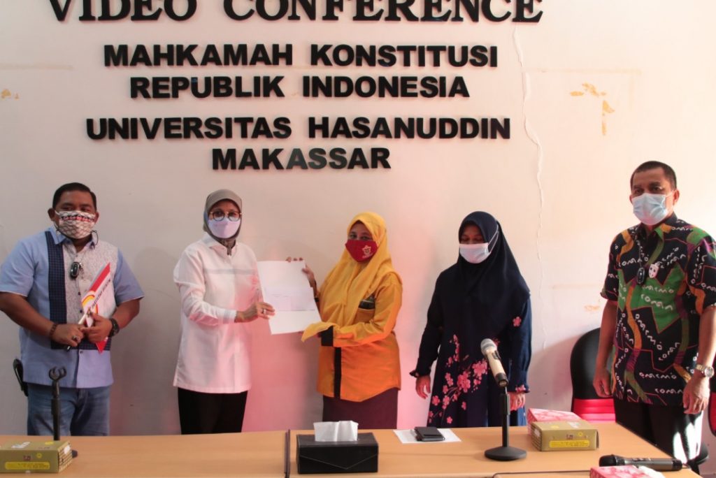 FH Unhas Berikan Piagam dan Uang Pembinaan Untuk Mahasiswa dan Tenaga Kependidikan Berprestasi