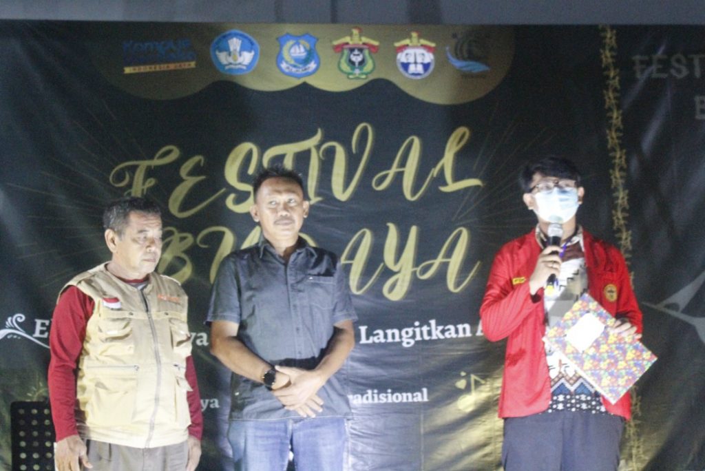 15 Mahasiswa Unhas Kenalkan Budaya Bira Melalui Festival Budaya di Hari Batik Nasional