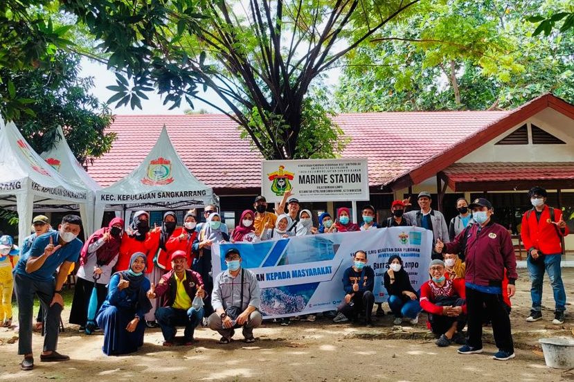 FIKP Unhas dan Seicy Foundation Gelar Pengabdian Masyarakat di Pulau Barrang Lompo