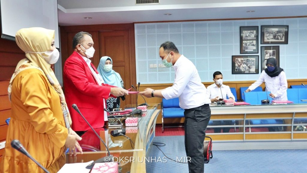 Penyerahan SK Pengangkatan 10 Pegawai NonPNS Tetap di Lingkungan Unhas