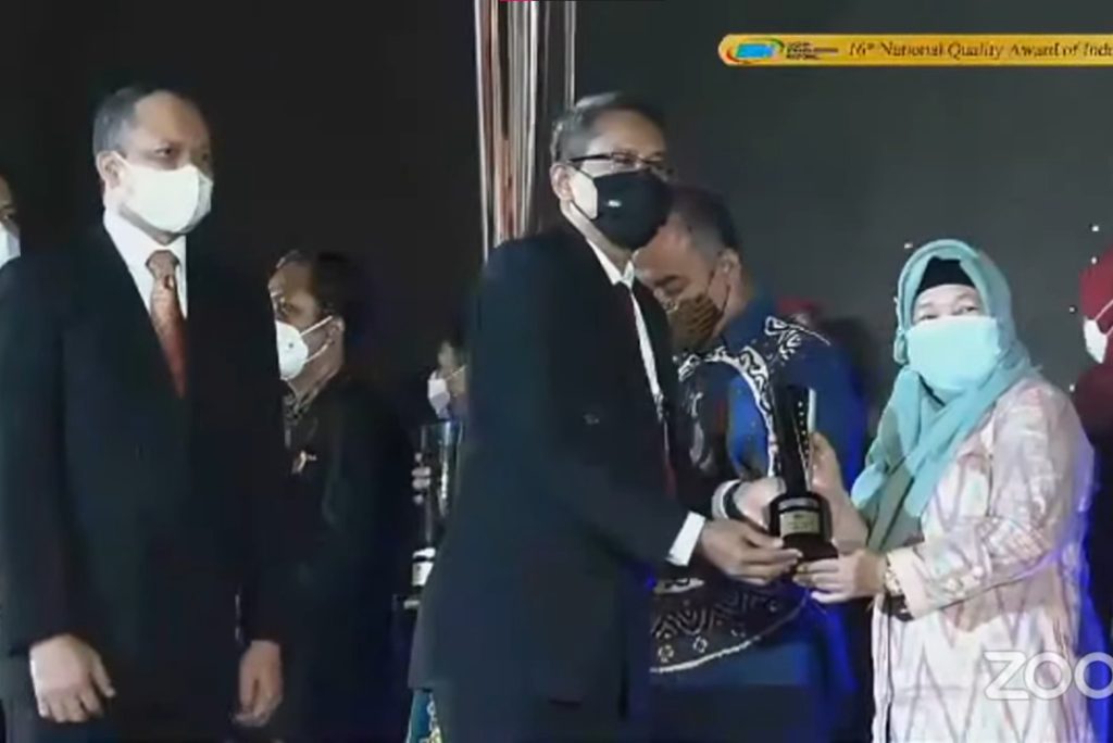 Unhas Raih Anugerah Perak Kategori Organisasi Pendidikan Tinggi SNI Awards 2021 dari BSN