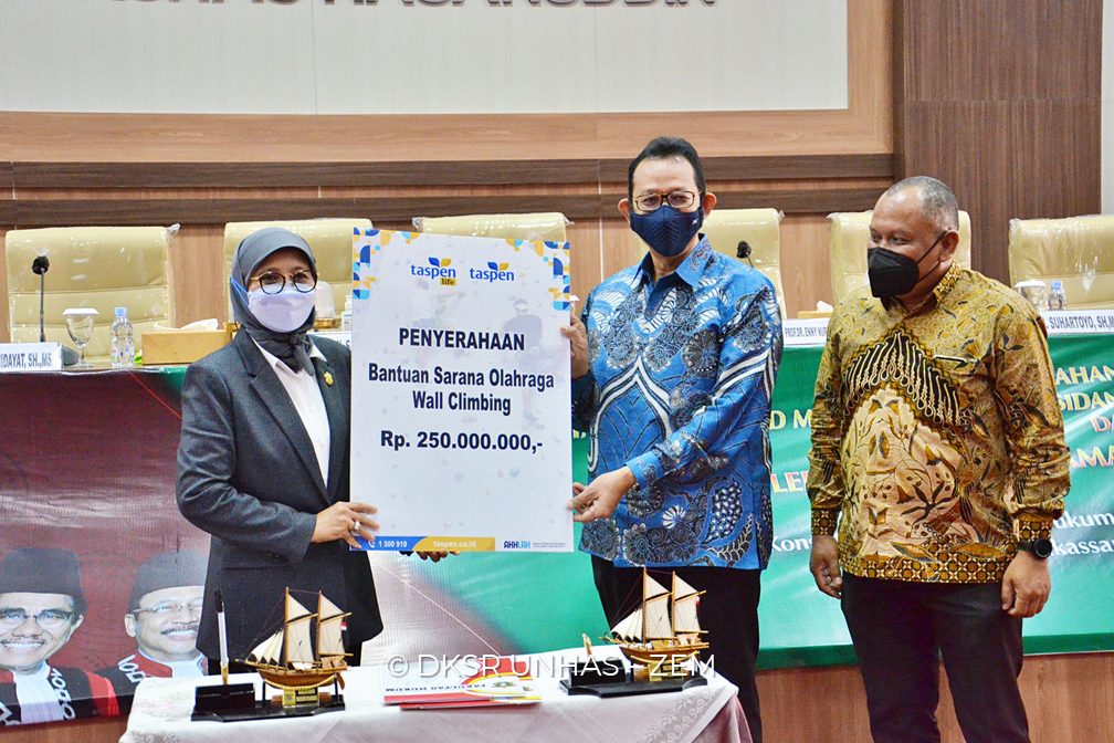 Fakultas Hukum Unhas Terima Bantuan Sarana Olahraga Wall Climbing dari PT. Taspen