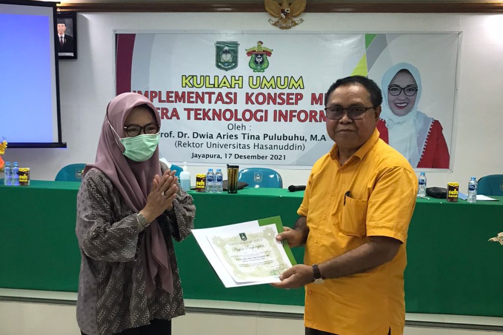 Rektor Unhas Beri Kuliah Umum di UNIYAP Papua, Bahas Implementasi Kampus Merdeka