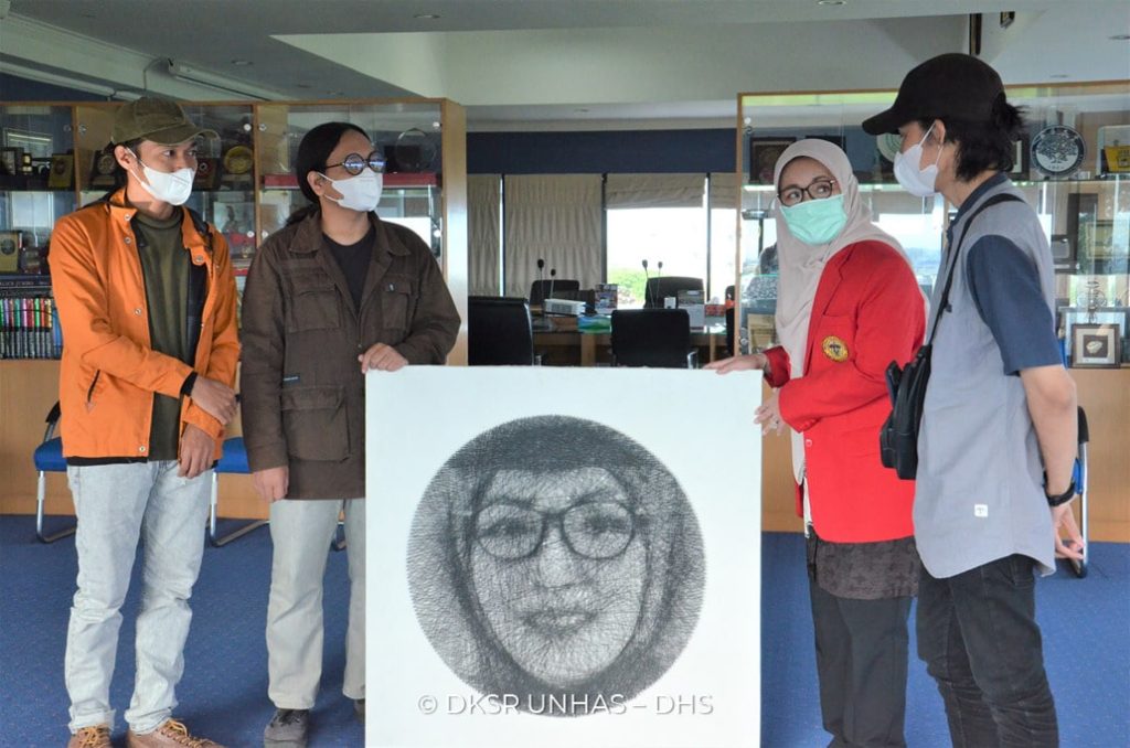 Kasman Tubillahi, Mahasiswa Unhas Pelukis Benang Persembahkan Lukisan Wajah Prof Dwia