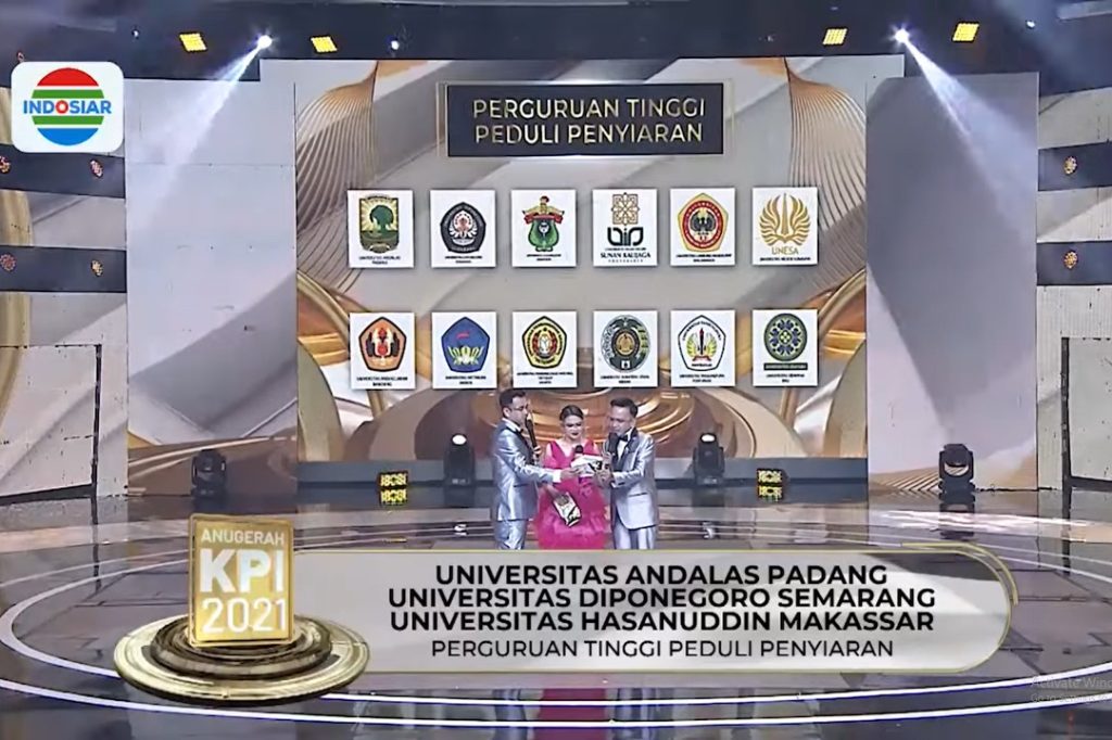 Unhas Terima Anugerah KPI 2021 sebagai Perguruan Tinggi Peduli Penyiaran