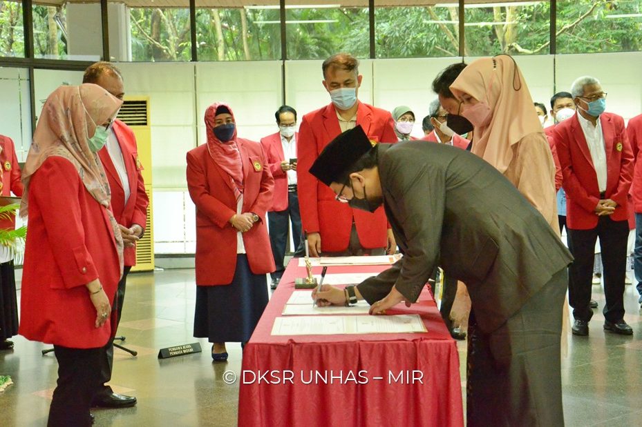 Rektor Unhas Lantik 31 Pejabat Tugas Tambahan dan Serahkan 9 SK Jabatan Profesor
