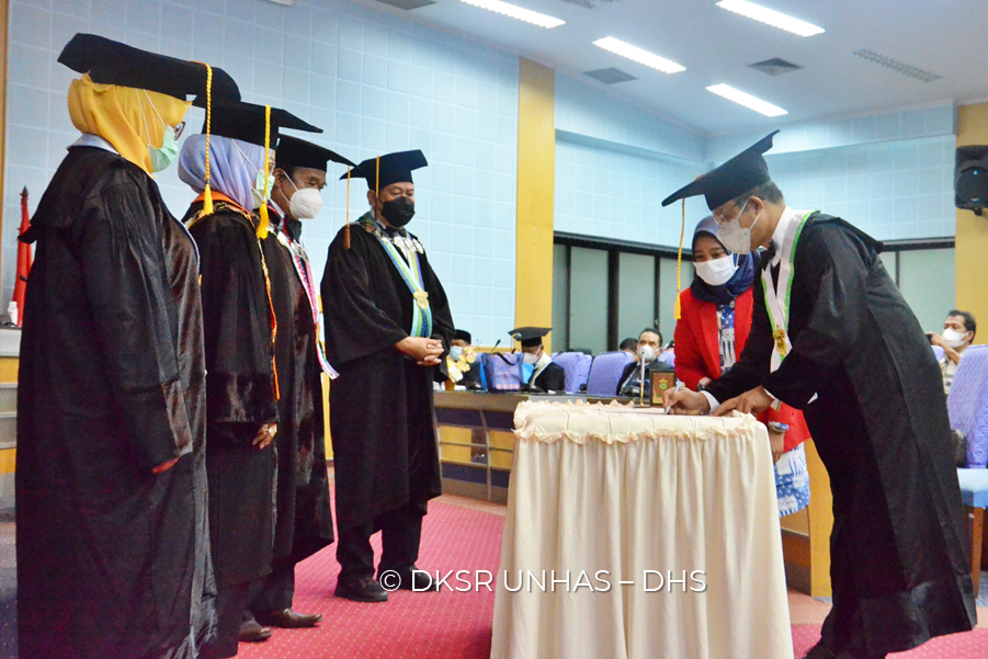 Rektor Unhas Kukuhkan Guru Besar Fakultas Kedokteran Gigi Bidang Ilmu Bedah Mulut dan Maksilofasial