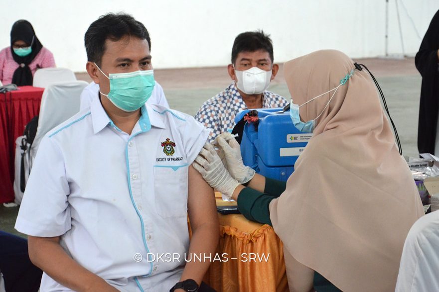 Dosen dan Tenaga Kependidikan Universitas Hasanuddin Terima Vaksin Booster
