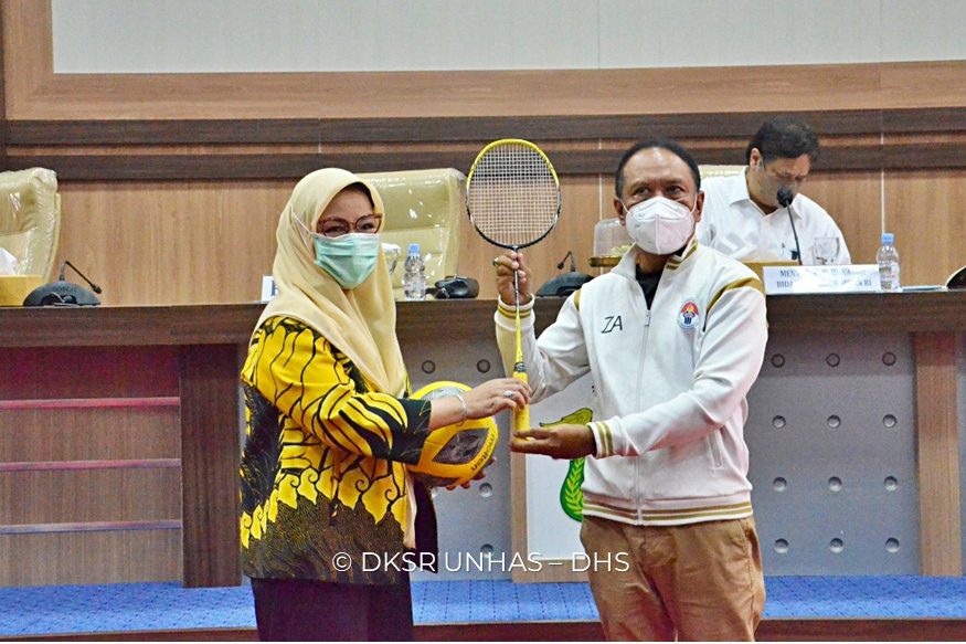 Rektor Unhas Terima Bantuan Peralatan Olahraga dari Menteri Pemuda dan Olahraga