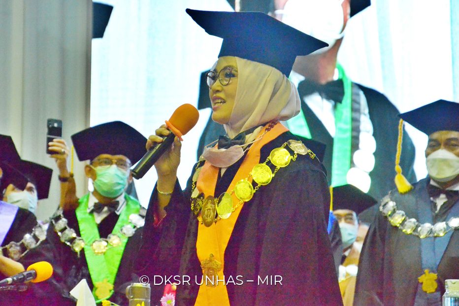Pimpin Wisuda Terakhir Sebagai Rektor, Prof Dwia Menyanyikan Lagu Perpisahan