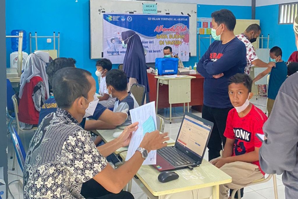 Mahasiswa KKN-PK Unhas Angk. 61 Gelar Vaksinasi di SDIT Al-Akhyar Makassar Kerja Sama Karantina dan Kesehatan Pelabuhan Kota Makassaar