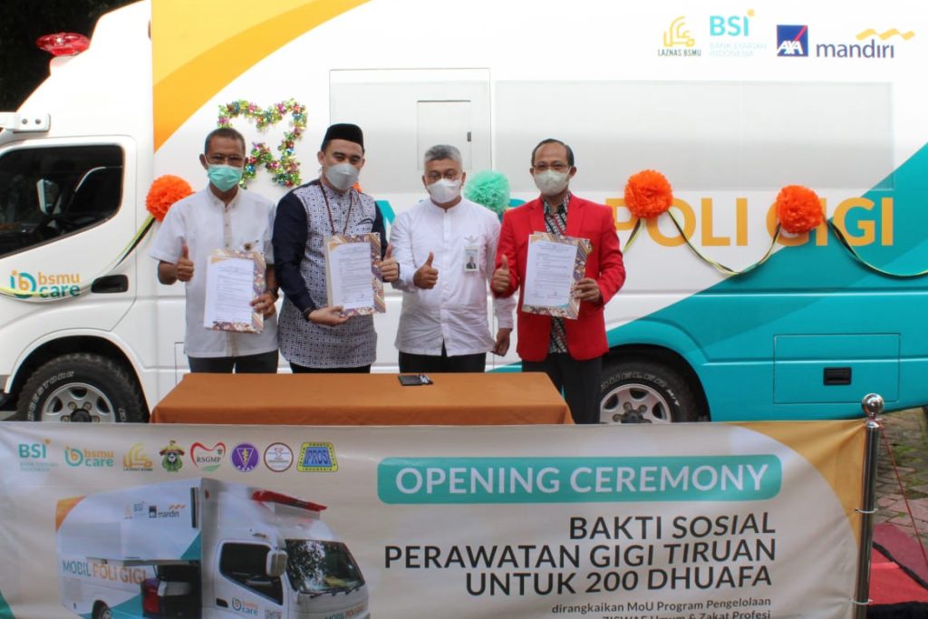 FKG Unhas dan BSI Gelar Bakti Sosial Perawatan Gigi Tiruan untuk Kaum Dhuafa