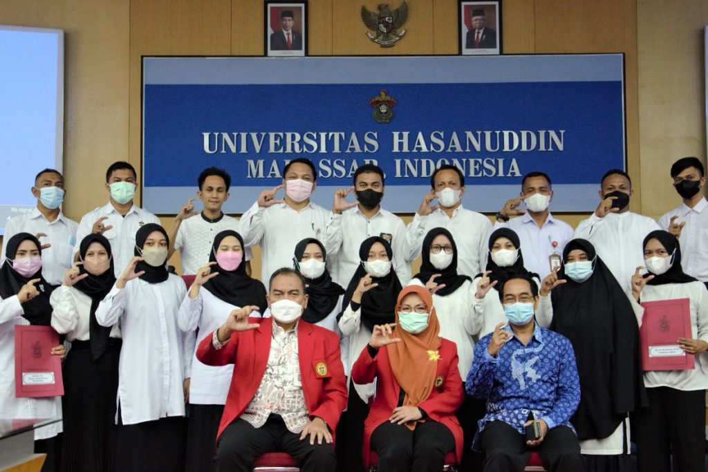 Rektor Serahkan SK Pengangkatan Tendik dan Dosen Tetap Non PNS Lingkup Unhas