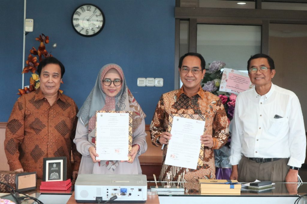 Hari Pertama Bekerja, Rektor Unhas Tanda Tangani Kerja Sama 10 Mitra dan Gelar Rapat Koordinasi