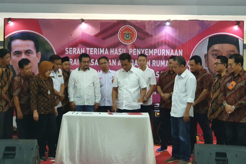 Rektor Unhas Hadiri Penyerahan AD/ART IKA Unhas yang Disempurnakan