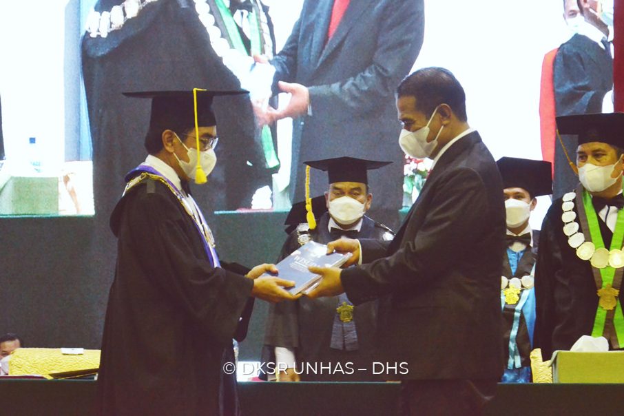 Rektor Unhas Serahkan Alumni Baru Wisuda Periode IV Tahap 1 kepada IKA