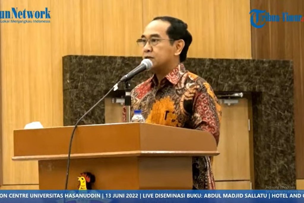 Bedah Buku Karya Dosen Purnabakti Unhas, Rektor: Menjadi Pengingat untuk Terus Berkarya