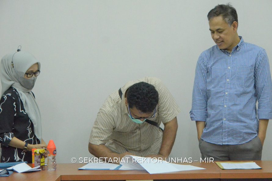 Tim Peneliti dan Pengabdian Masyarakat Unhas Tanda Tangani Kontrak Internal Tahap Kedua Hibah Kemendikbudristek 2022