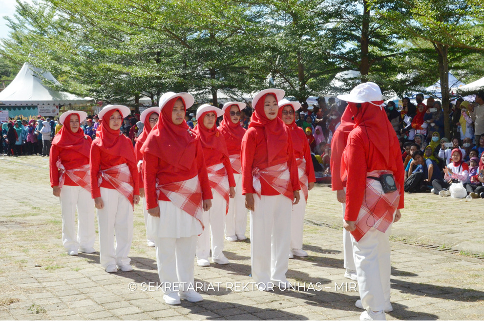 Kegiatan Fun Walk dan Parade Defile dalam rangka menyemarkaan peringanan menuju puncak perayaan Dies Natalis Unhas ke-66