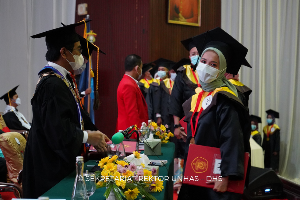 Senyum mahasiswi sesaat setelah prosesi wisuda