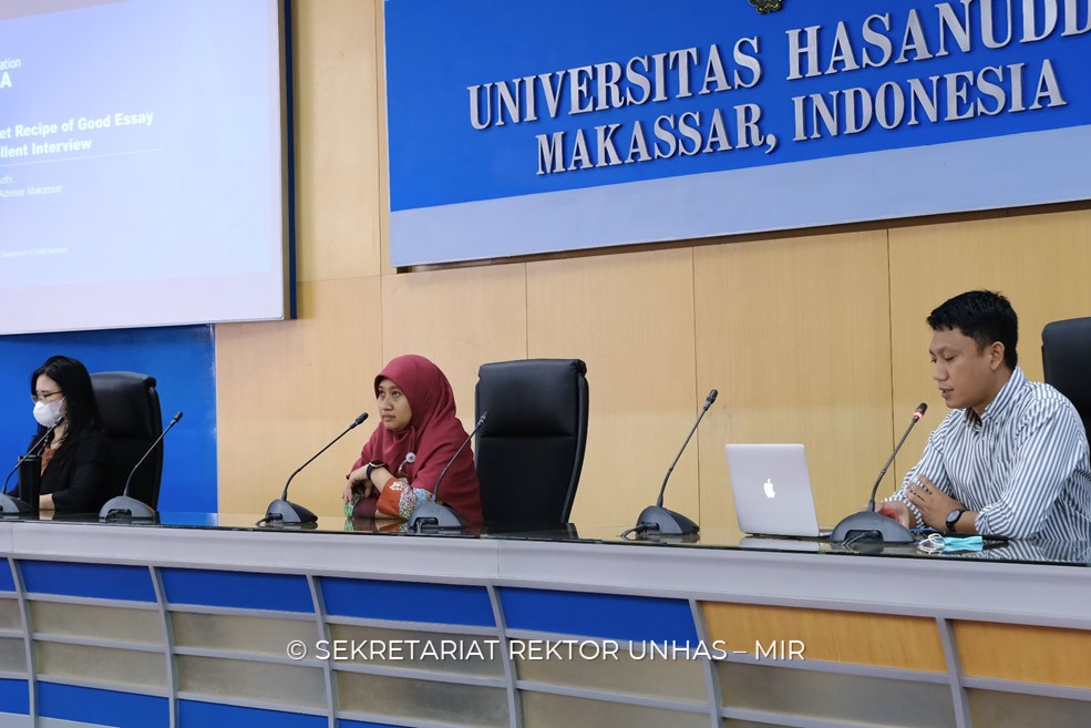 International Office of Hasanuddin University Collaborating with EducationUSA Makassar Held Workshops on Good Essay for the US Scholarship
