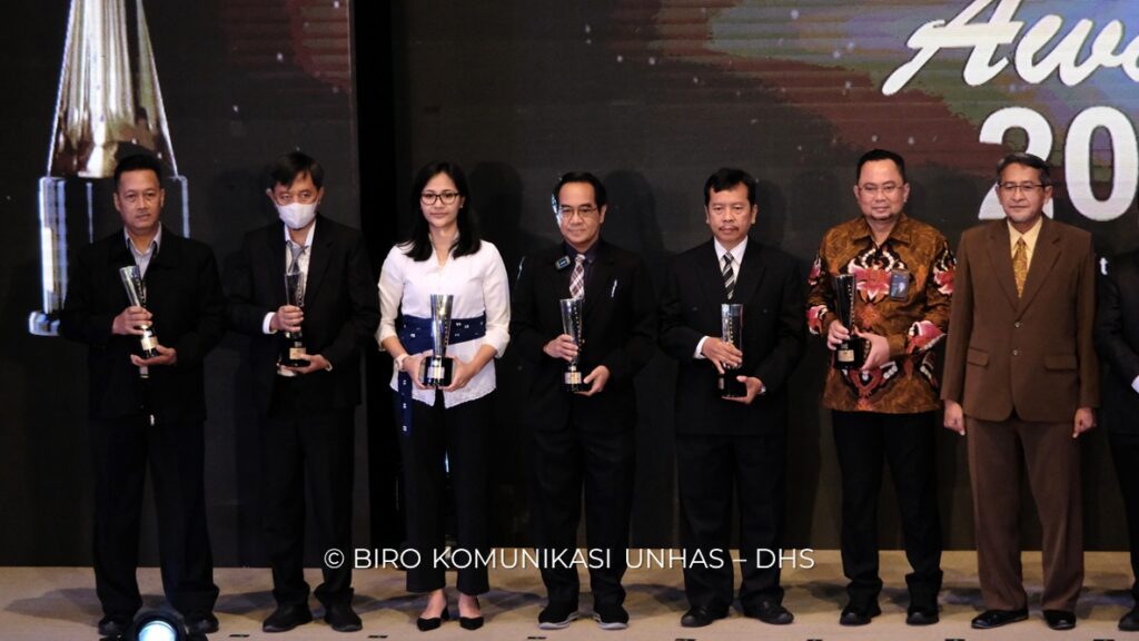 Unhas Terima Penghargaan SNI AWARD 2022