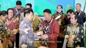 Unhas Terbaik 2 Indonesia's SDGs Action Awards 2022 Kategori Perguruan Tinggi Universitas Hasanuddin berhasil meraih penghargaan "Terbaik 2" Indonesia's SDGS Action Awards 2022 yang diselenggarakan oleh Kementerian Perencanaan Pembangunan Nasional/Badan Perencanaan Pembangunan Nasional (Kementerian PPN/Bappenas) dalam acara Sustainable Development Goals (SDGs) Annual Conference 2022. Penghargaan ini diterima langsung oleh Wakil Rektor Bidang Kemitraan, Inovasi, Kewirausahaan, dan Bisnis Unhas (Prof. Dr. Eng. Adi Maulana, ST., M.Phil) mewakili Rektor Unhas yang diberikan oleh Menteri Bappenas Dr. Suharso Monoarfa, yang berlangsung di Golden Ballroom, Hotel Sultan Jakarta, Kamis (01/12). Pada kesempatan tersebut, Prof Dr. Adi Maulana menyampaikan bahwa Anugerah SDGs action award ini diberikan kepada kampus yang mempunyai komitmen tinggi terhadap implementasi Tujuan Pembangunan Berkelanjutan atau Sustainable Developments Goals. Unhas selama ini sudah dan terus menjadi pioneer dalam implementasi. "SDGs, bukan hanya di dalam kampus tapi juga menjadi inspirasi di daerah-daerah. Tujuan Pembangunan Berkelanjutan atau SDGs atau Global Goals adalah dengan 17 tujuan global dengan 169 capaian yang terukur dan tenggat yang telah ditentukan oleh PBB sebagai agenda dunia pembangunan untuk perdamaian dan kemakmuran manusia dan planet bumi sekarang dan masa depan," jelas Prof. Adi. Lebih lanjut Prof Adi menuturkan bahwa dengan penghargaan ini, Unhas akan melakukan mainstreaming program-program yang terkait dgn SDGs ke semua unit kerja di lingkup Unhas. Program green campus, net zero emission, renewable energy, waste management dan gender quality adalah beberapa program yang saat ini tengah gencar diimplementasikan di Unhas. Selain itu Unhas akan menjadi pusat pelatihan implementasi SDGs di Indonesia untuk pimpinan daerah dan universitas di Indonesia. Sesuai dgn moto dari SDGS, no one left behind, Unhas akan menjadi motor dalam pencapaian tujuan pembangunan berkelanjutan di Indonesia dan ikut membantu semua stakeholder dalam rangka pencapaian tersebut melalui kegiatan tridharma perguruan tinggi. Turut hadir dalam kegiatan ini, Prof. Rohani sebagai Kepala Pusat Peningkatan Reputasi. Dirinya menyampaikan rasa syukur dan bahagia atas Anugerah SDG's ini. Diharapkan Unhas dapat terus mengembangkan diri dalam menciptakan kampus terbaik melaui pelayanan dan fasilitas terbaik melalui pencapain program SDGs. SDGs Annual Conference 2022 dengan tema "Mendorong Aksi Nyata Transformasi Ekonomi Hijau untuk Mencapai SDGs" berlangsung di Hotel Sultan Jakarta, pada 1-2 Desember 2022. (*/dhs