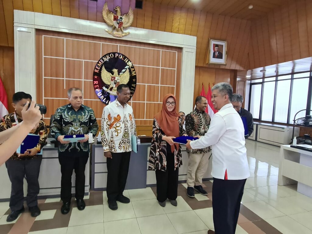 FGD Penanganan Konflik di Papua Oleh Kemenkopolhukam, Prof Dwia Aries Tina Pulubuhu Tawarkan Soft Power untuk Damai di Papua