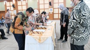 Rektor Unhas Lakukan Penandatanganan Kontrak Program Insentif Peningkatan Artikel Ilmiah Bereputasi 2022 Kemendikbudristek