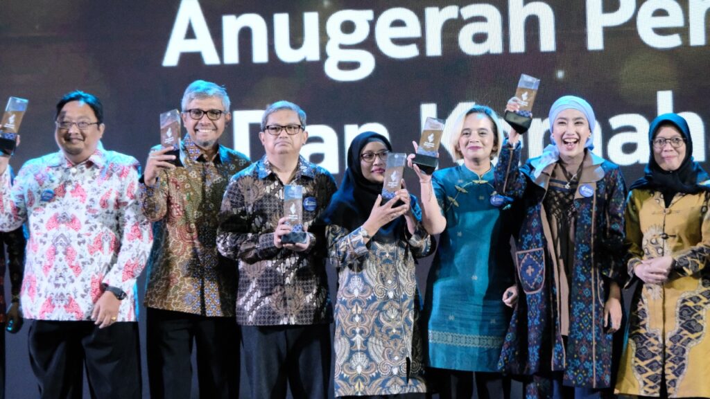 Unhas Terima Penghargaan Kampus Praktisi Mengajar Kelas Kolaborasi Terbanyak dari Diktiristek