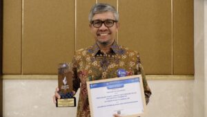 Unhas Terima Penghargaan Kampus Praktisi Mengajar Kelas Kolaborasi Terbanyak dari Diktiristek
