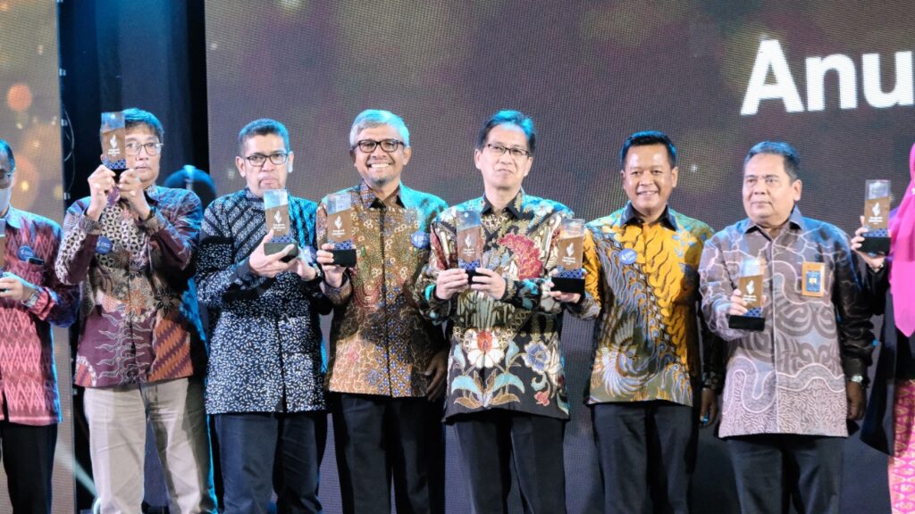 Unhas Raih Penghargaan Anugerah Humas Kategori Media Sosial dari Diktiristek