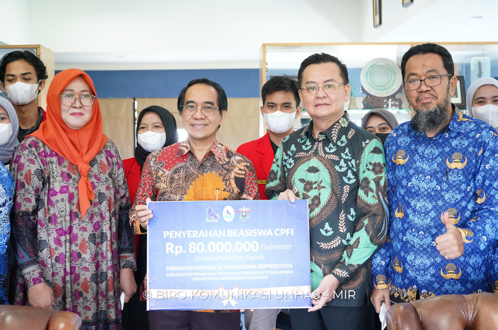 20 Mahasiswa Berprestasi Unhas Terima Bantuan Beasiswa dari PT. Charoen Pokphand Indonesia