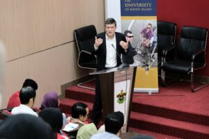 Unhas Gelar Kuliah Umum, Hadirkan Rektor Universitas Rhode Island