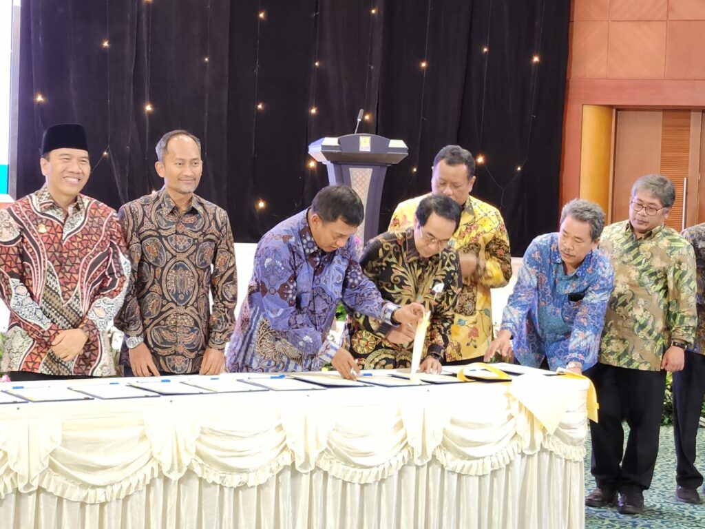 Unhas dan PLN Tandatangani MoU Bersama 16 PTN Terbaik di Indonesia Terkait Sinergi Riset dan Pengembangan