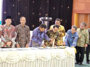 Unhas dan PLN Tandatangani MoU Bersama 16 PTN Terbaik di Indonesia Terkait Sinergi Riset dan Pengembangan