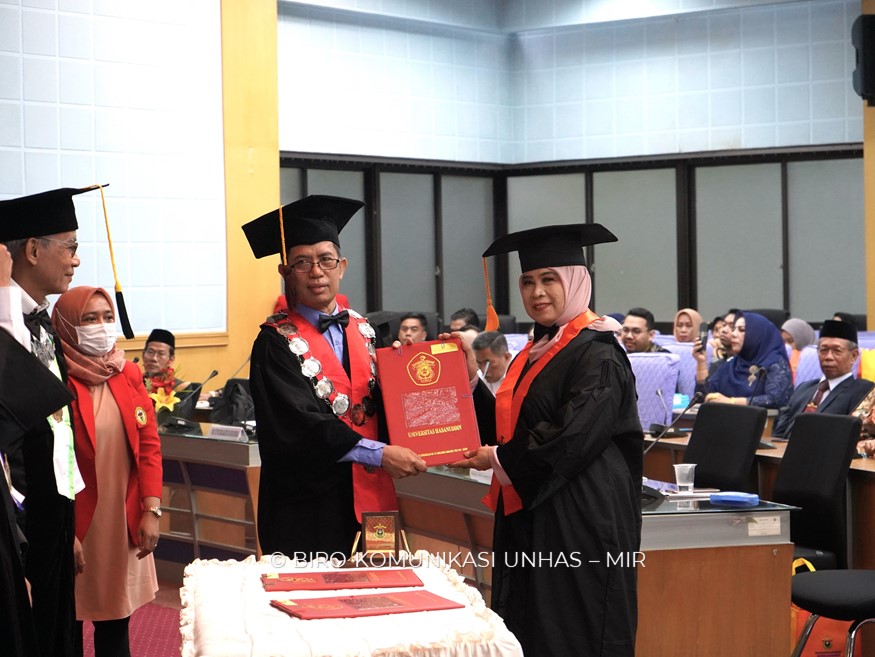 Unhas Kukuhkan Tiga Guru Besar Sospol