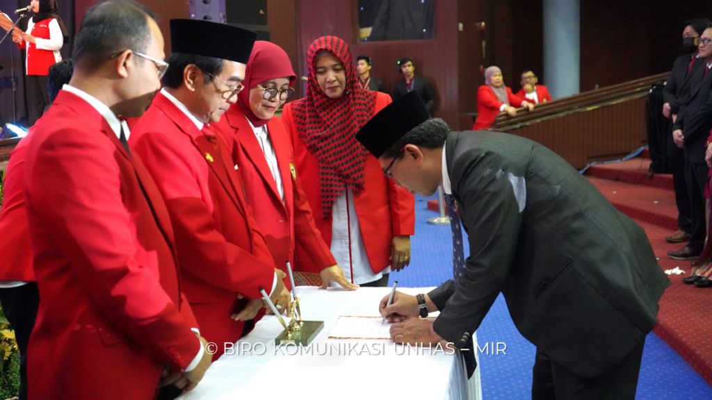 Luncurkan Episode #6 Peningkatan Kuliatas SDM, Rektor Unhas Lantik 82 Pejabat dan 10 Tendik Fungsional dan Penyerahan SK 25 Guru Besar