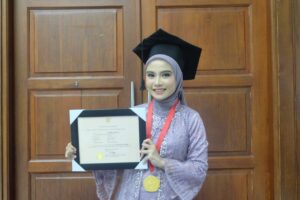 Rifdah Gusrianty Jadi Wisudawan Eksakta Terbaik Unhas, Raih Tabungan dan Penghargaan dari Rektor