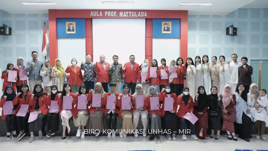Faculty of Cultural Sciences Holds Departure Ceremony for 20 Students Receiving Scholarship for 2+2 Program Unhas – Nanchang University, China