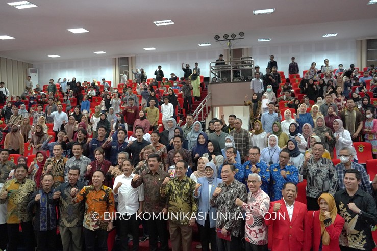 Foto bersama Civitas Akademika Unhas dengan Menteri ATR/BPN Usai kuliah umum