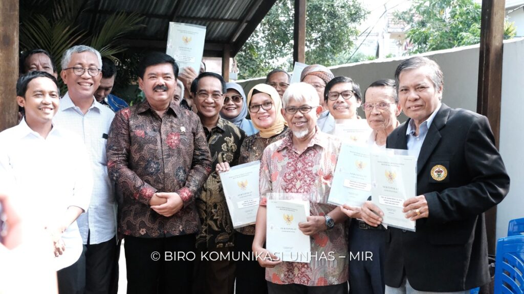 Menteri ATR/Kepala BPN Serahkan Sertifikat Tanah Bagi 23 Dosen Universitas Hasanuddin