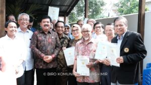 Menteri ATR/BPN Serahkan Sertifikat Tanah Bagi 23 Dosen Universitas Hasanuddin