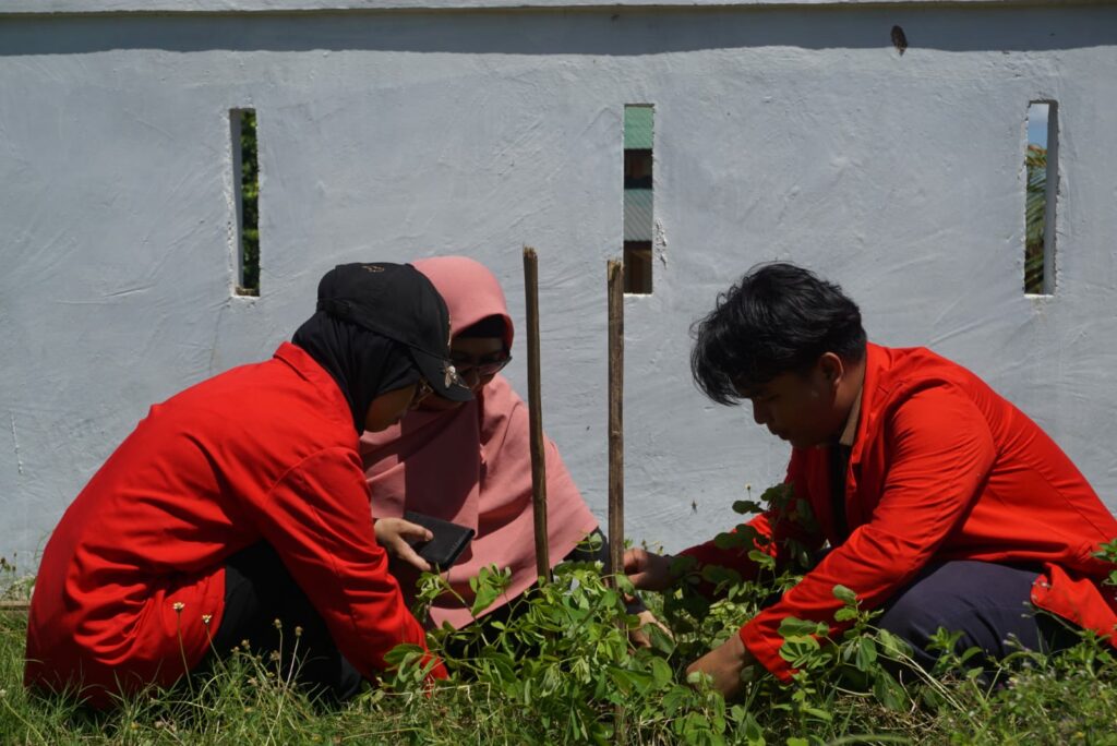 Penanaman Pohon oleh Fakultas Kehutanan Di Kabupaten Maros